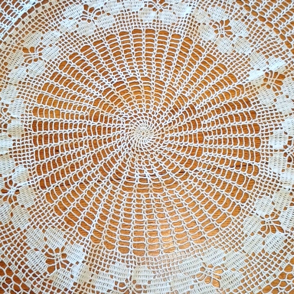 60" round hand crocheted tablecloth 5525 - Picture 4 of 5